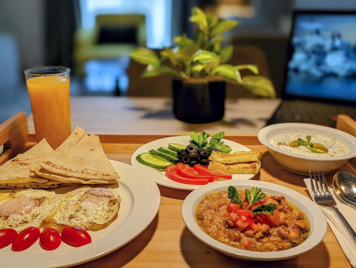 Citadines Abha Aparthotel Bagian luar foto Israeli breakfast
