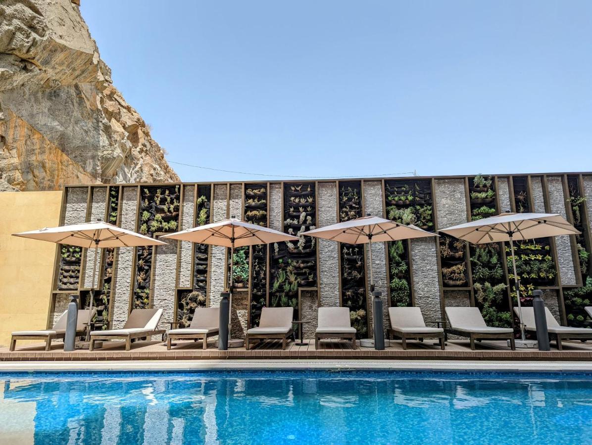 Citadines Abha Aparthotel Bagian luar foto The pool at the hotel