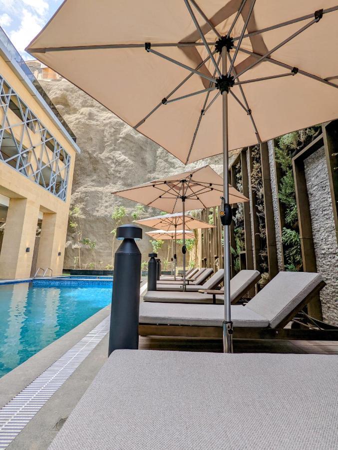 Citadines Abha Aparthotel Bagian luar foto The pool at the hotel