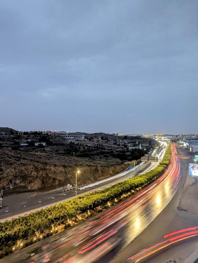 Citadines Abha Aparthotel Bagian luar foto Highway 40 in Amman