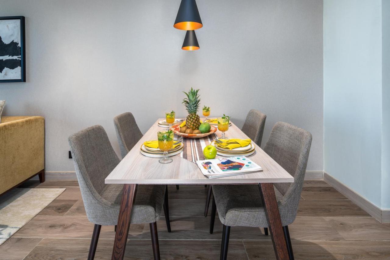 Citadines Abha Aparthotel Bagian luar foto A dining room table with chairs