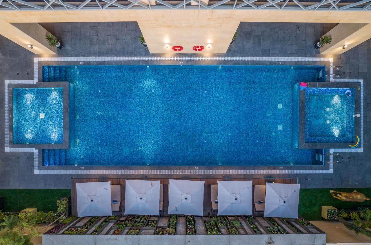 Citadines Abha Aparthotel Bagian luar foto The swimming pool at the hotel
