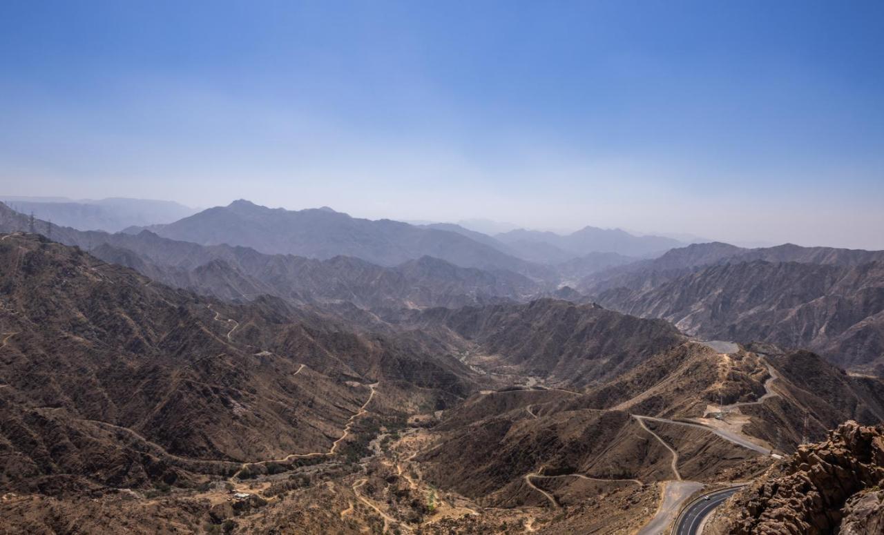 Citadines Abha Aparthotel Bagian luar foto The Hajar Mountains