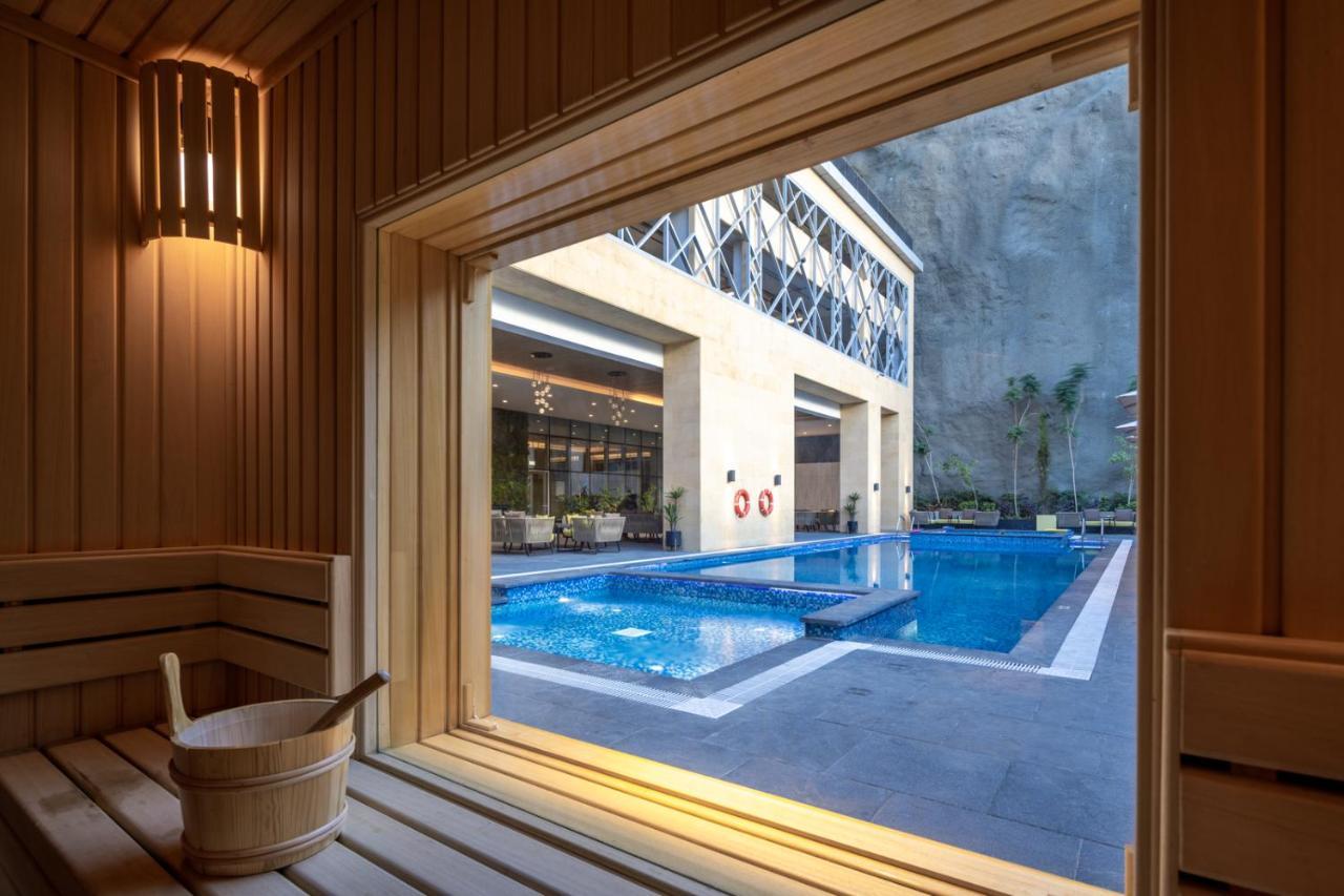 Citadines Abha Aparthotel Bagian luar foto The swimming pool at the hotel
