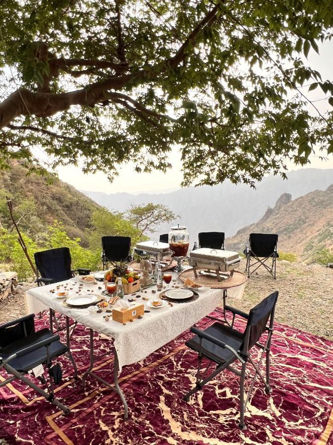 Citadines Abha Aparthotel Bagian luar foto A picnic in the mountains of Oman